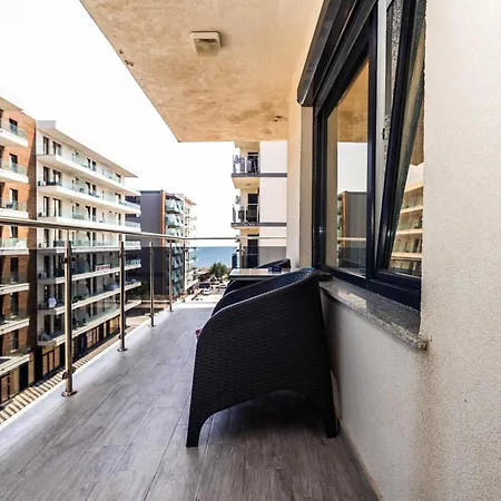 Roberto Deluxe Astoria Апартаменты Нэводари