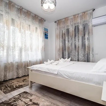 Roberto Deluxe Astoria