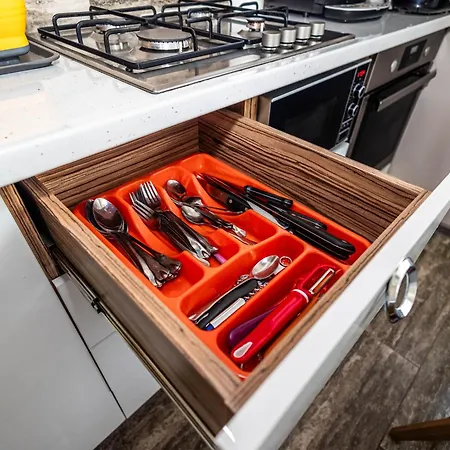 Roberto Deluxe Astoria 公寓